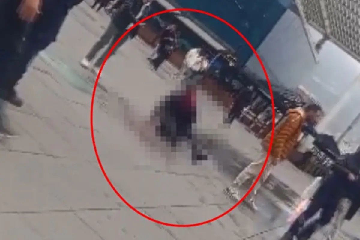 Bursa'nın Osmangazi ilçesinde korkutucu bir olay yaşandı. Sinir krizi geçiren genç bir yeğen, kalabalık bir alışveriş merkezinin önünde amcasını defalarca bıçakladı.