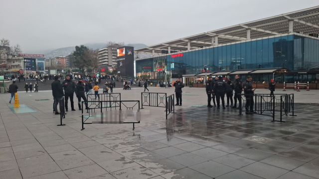 Bursa'da Sinir Krizi Geçiren Yeğen, Alışveriş Merkezi Önünde Amcasını Bıçakladı