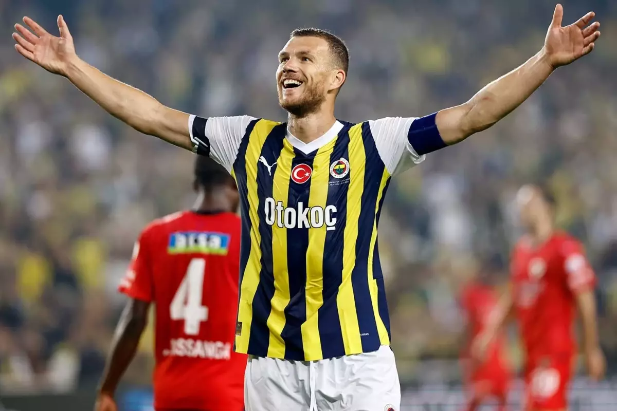 Fenerbahçe, En Golcü İsmi Edin Dzeko'nun Takımdaki Durumunu Netleştirdi