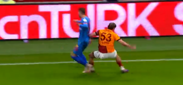 Galatasaray'ın gururu ve milli futbolcumuz Barış Alper Yılmaz, Trendyol Süper Lig'in 18. haftasında RAMS Park'ta gerçekleşen Göztepe karşılaşmasında, futbolseverlerin yüreklerini ısıtan bir fair play örneği sergiledi.