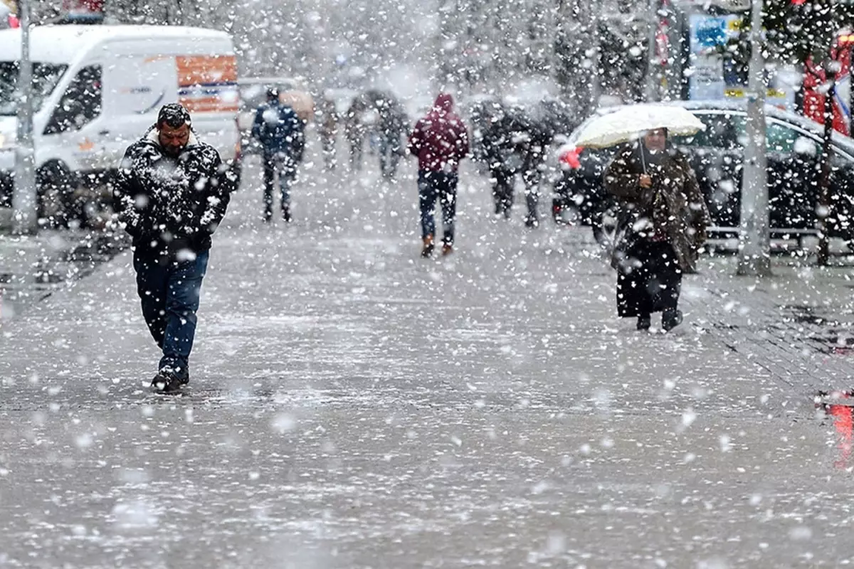 İstanbullular ve tüm Türkiye, yeni mevsimin ilk kar yağışını büyük bir heyecan ve sabırsızlıkla bekliyor. CNN Türk Meteoroloji Danışmanı Prof. Dr. Orhan Şen, hava durumu hakkında yaptığı detaylı değerlendirmede net ifadeler kullanarak kar yağışının kesinlikle geleceğini belirtti.