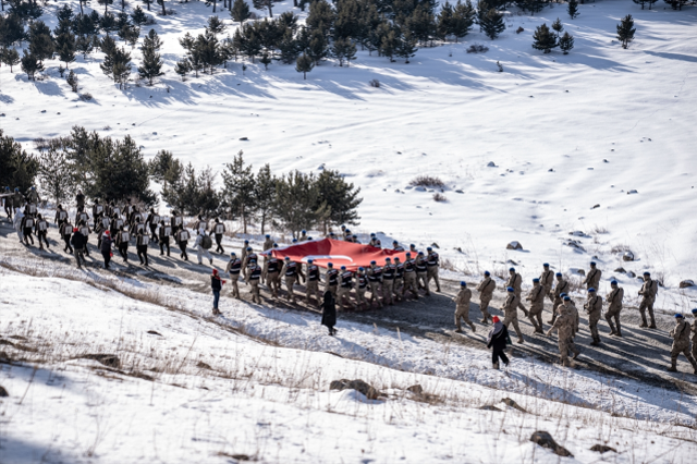 Türk Bayraklarıyla Dolu Bir Atmosfer