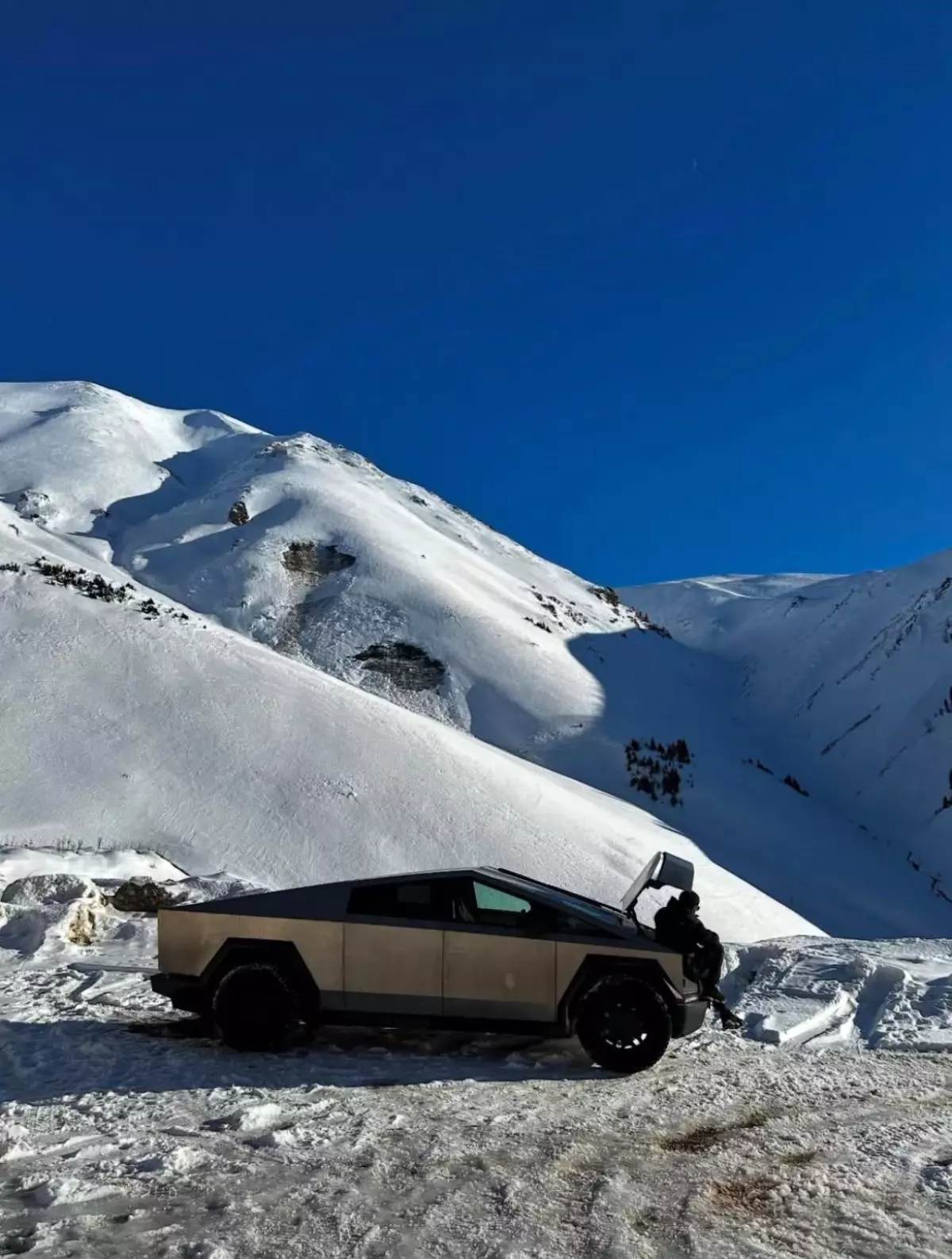 Trabzon'da Fütüristik Tesla Cybertruck Gösterisi