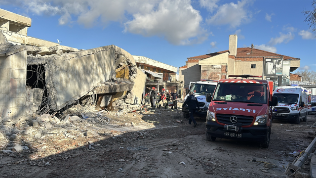 Uşak'ta Yıkılan Binada İş Makinesi Operatörü Enkaz Altında Kaldı