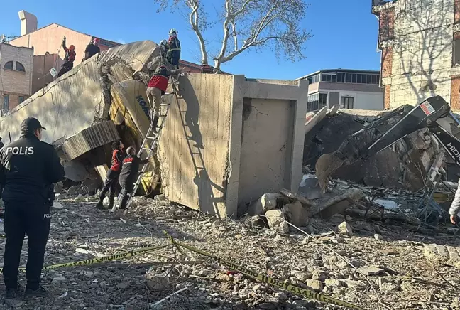 Uşak'ta Yıkılan Binada İş Makinesi Operatörü Enkaz Altında Kaldı