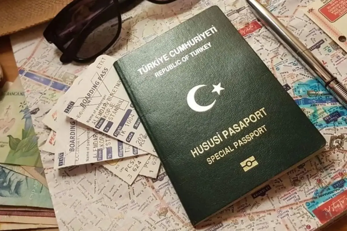 Yeşil ve gri pasaport sahiplerinin Avrupa seyahatlerinde 7 Euro ödeme yapacağı ve ret alanların ise Avrupa Birliği'ne (AB) girişinin engelleneceği yönündeki asılsız iddialar, resmi kaynaklar tarafından kesinlikle reddedildi.