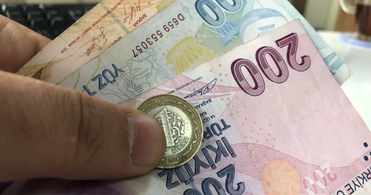 2025 Yılının ilk yarısı için belirlenen emekli maaşı zam oranı %15.75 olarak açıklandı. Bu oran, emeklilerin maaşlarında önemli bir artışa neden olacak ve en düşük emekli maaşı da 14.469 TL seviyesine ulaşacak. Aynı zamanda, dul ve yetim aylıkları da bu zam oranından doğrudan etkilenerek artış gösterecek.