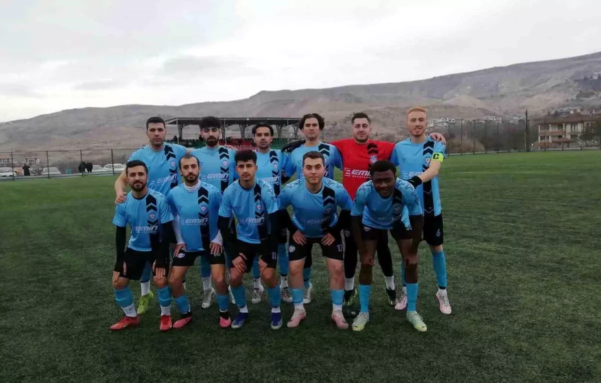 Kayseri'de Futbol Heyecanı Tavan Yaptı: EMT Döğergücü FK Ligi Liderliğini Sürdürdü