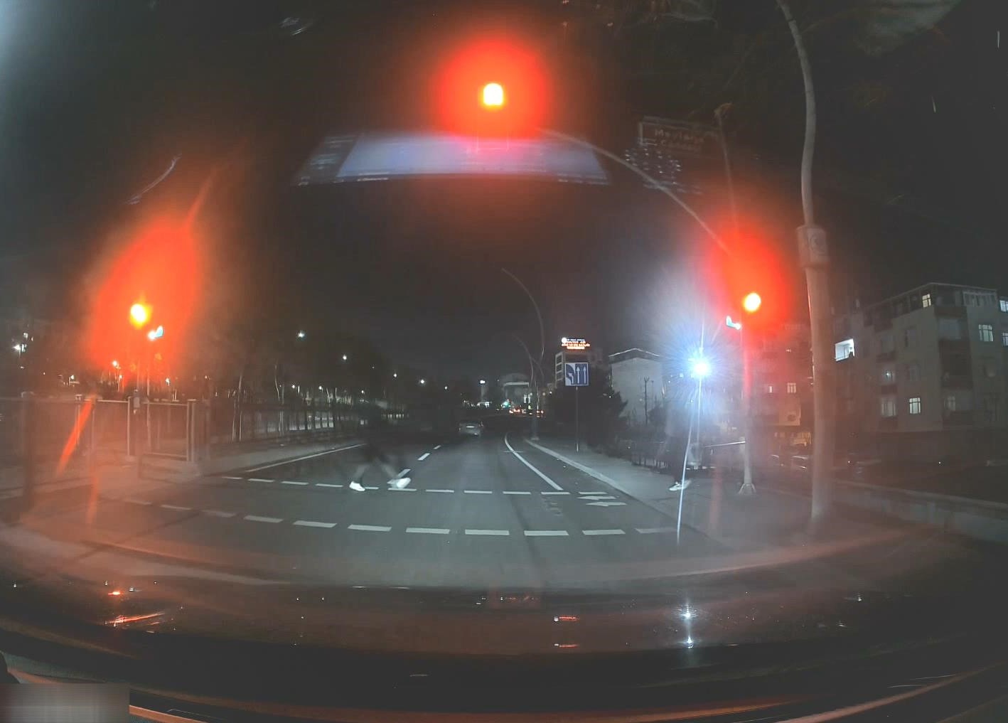 Yeşil ışıkta geçecekti… Ölümden saniyelerle kurtuldu